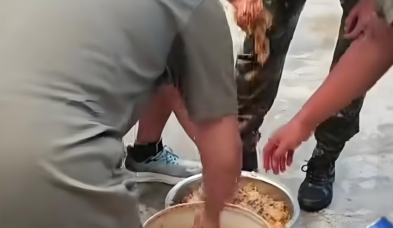 让教官吃泔水桶剩饭 不是以身作则正确姿势